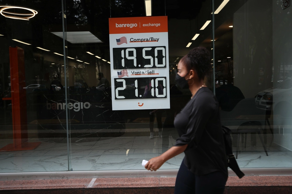 La divisa mexicana logró una ligera ganancia en la jornada cambiaria frente al dólar estadunidense. Foto Yazmín Ortega Cortés
