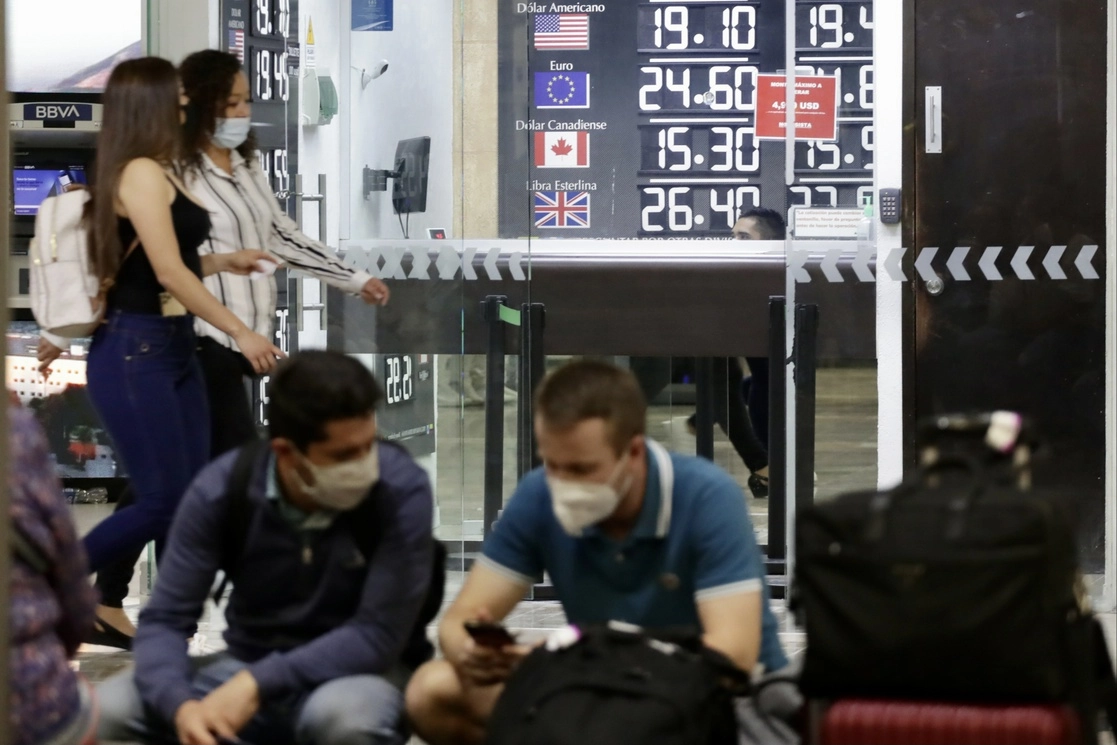 El tipo de cambio cerró la sesión del miércoles con una apreciación de 0.51 por ciento. Foto Roberto García Ortiz