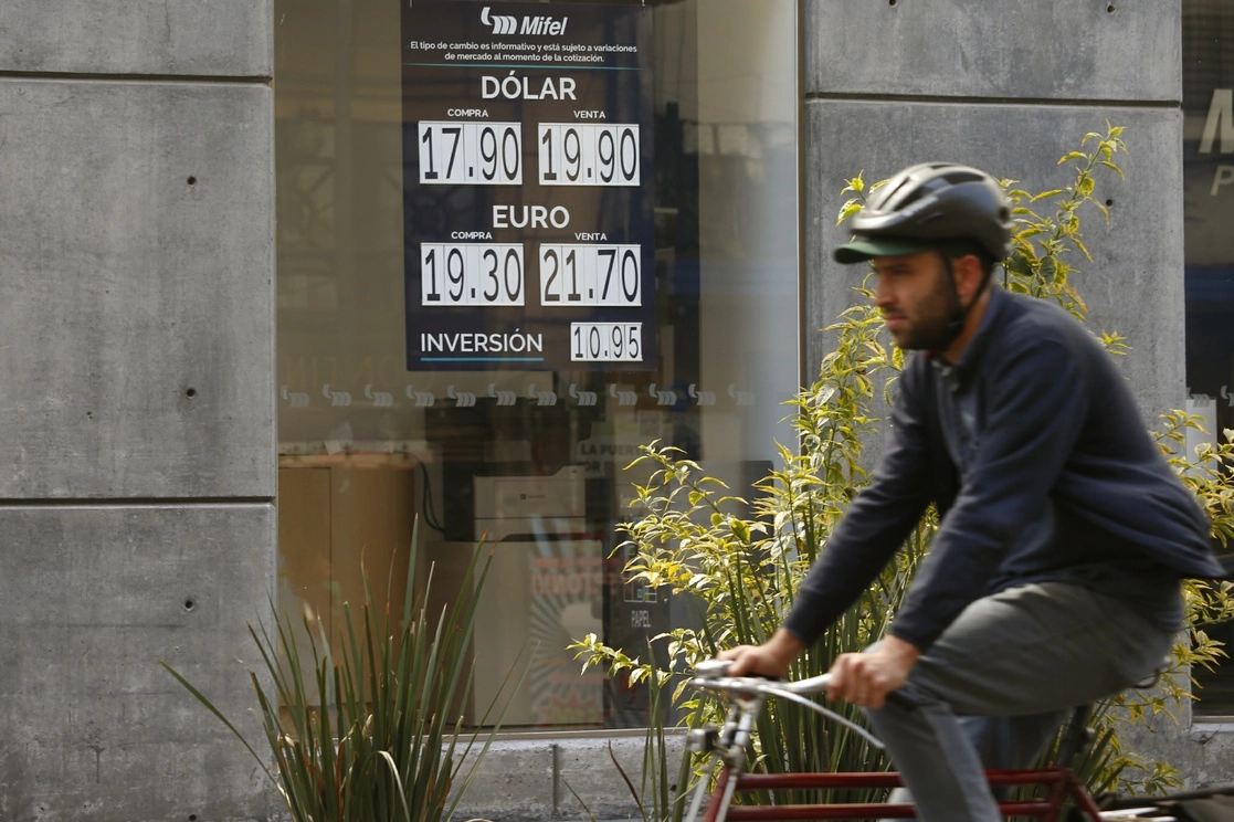 El peso mexicano se apreció 17.19 centavos durante la sesión cambiaria. Foto María Luisa Severiano