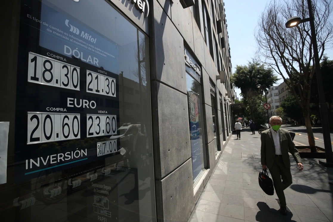 El peso mexicano cerró la sesión cambiaria en 20.0808 unidades por dólar spot. Foto Yazmín Ortega Cortés / Archivo 