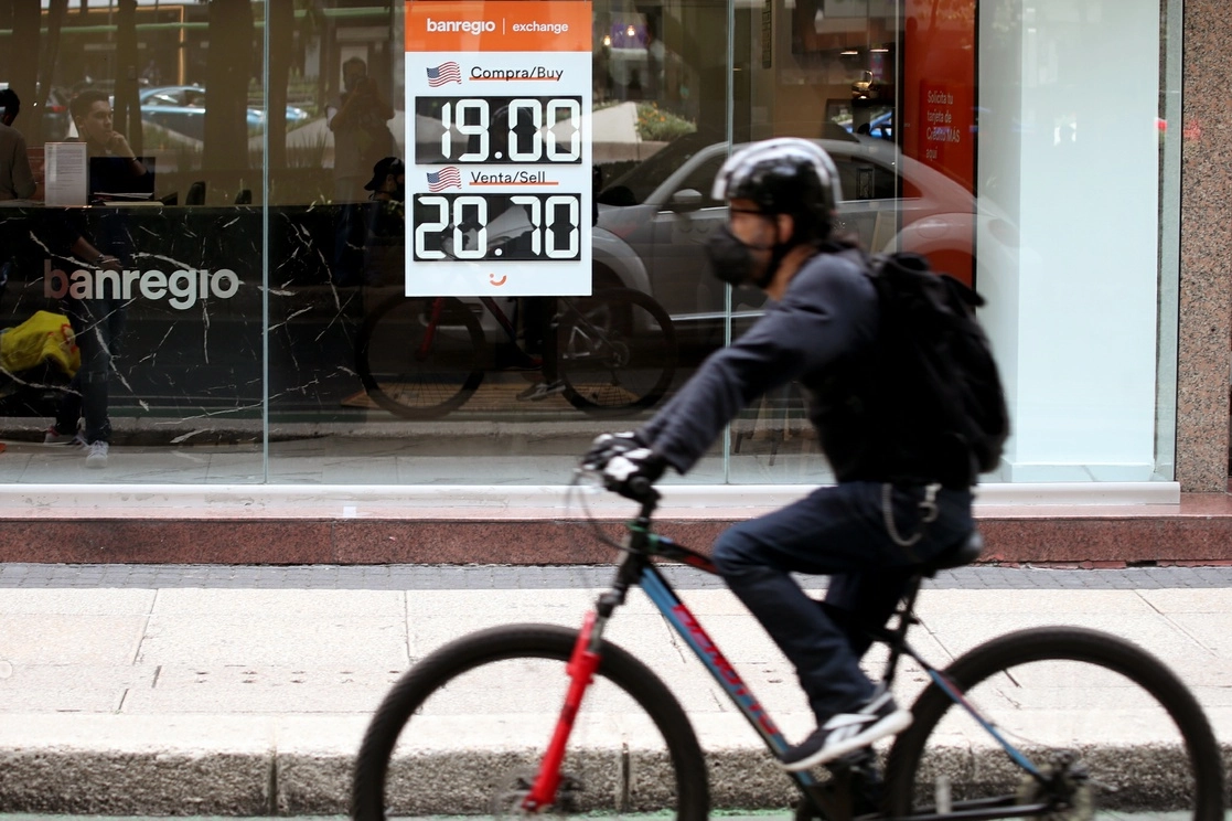 La divisa mexicana se apreció 0.53 por ciento frente a la moneda estadunidense. Foto María Luisa Severiano