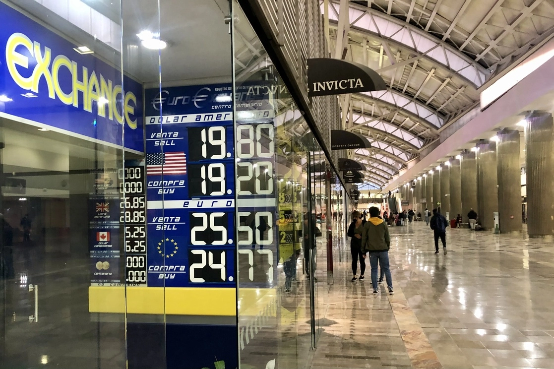 Cotización del dólar en una casa de cambio del Aeropuerto Internacional de la Ciudad de México. Foto Luis Castillo / Archivo