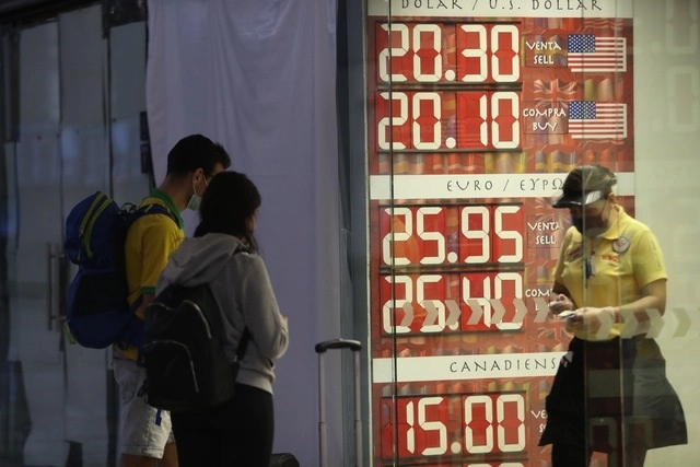 Cotización del dólar en el Aeropuerto Internacional de la Ciudad de México, el pasado 25 de septiembre. Foto Yazmín Ortega Cortés