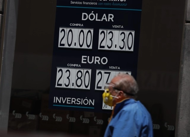El peso mexicano se apreciaba este viernes aprovechando la debilidad del dólar a nivel global, mientras inversionistas estaban a la espera de avances en la negociación sobre un paquete de estímulos fiscales en Estados Unidos. Foto Yazmín Ortega Cortés / Archivo