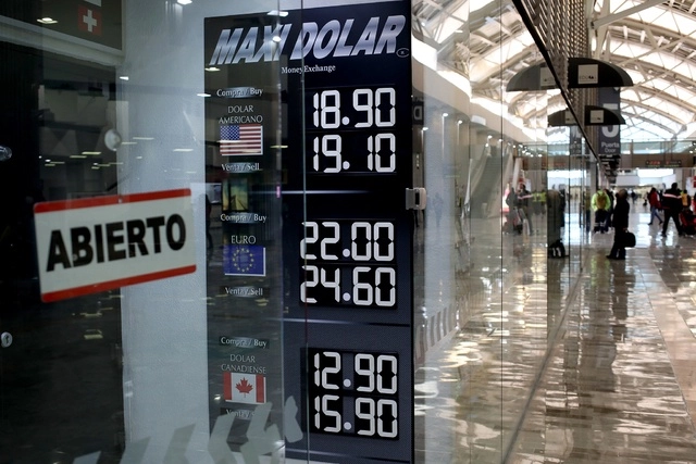 Cotización del dólar en una casa de cambio del Aeropuerto Internacional de la Ciudad de México, en imagen de febrero pasado. Foto José Antonio López
