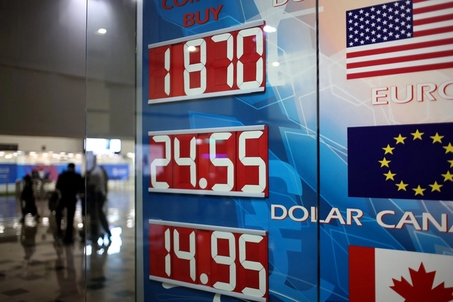 Cotización del dólar en el Aeropuerto Internacional de la Ciudad de México. Foto José Antonio López / Archivo