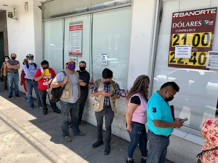 Cotización del dólar en un banco de Ciudad de México. Foto José Antonio López / Archivo