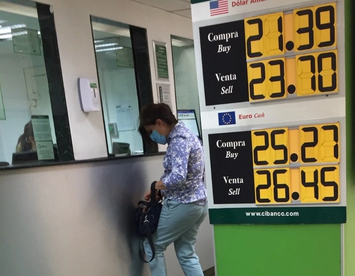 Cotización del dólar en el Aeropuerto Internacional de la Ciudad de México. Foto Guillermo Sologuren / Archivo