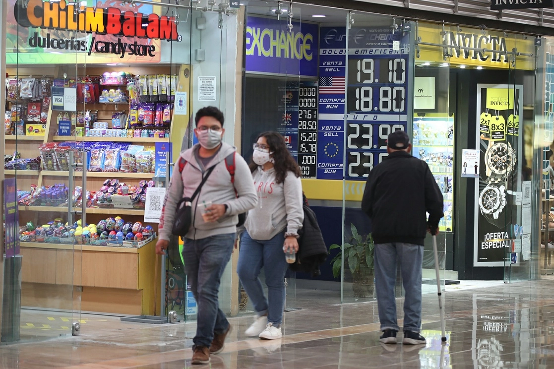 Cotización del dólar en una casa de cambio del Aeropuerto Internacional de la Ciudad de México. Foto José Antonio López / Archivo