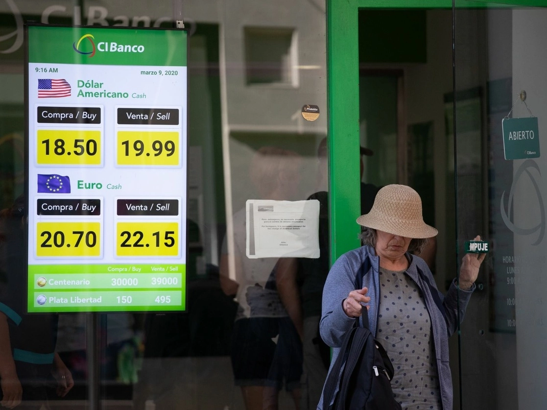El dólar se cotiza hoy en 19.78 pesos, con una ganancia de 0.49 por ciento. Foto Pablo Ramos / Archivo