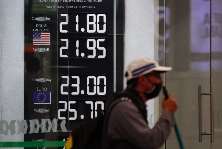 Cotización del dólar en casas de cambio del Aeropuerto Internacional de la Ciudad de México. Foto Cristina Rodríguez / Archivo