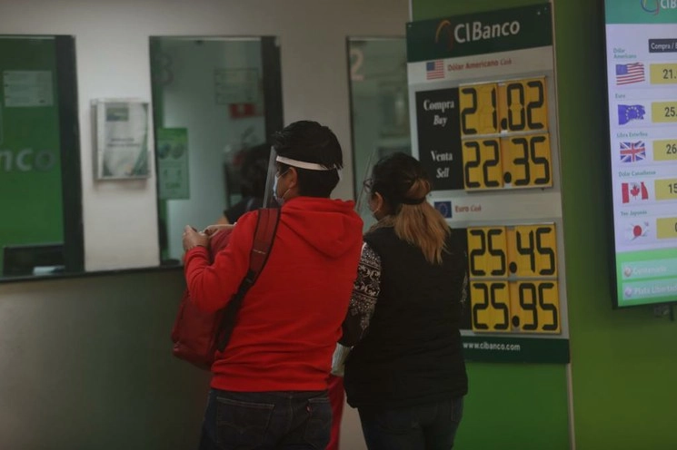 El dólar se cotiza en 22.35 pesos en casas de cambio dentro del Aeropuerto Internacional de la Ciudad de México, el 23 de junio de 2020. Foto Yazmín Ortega Cortés