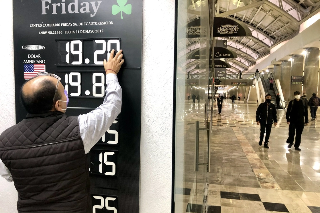 Cotización del dólar en el Aeropuerto Internacional de la Ciudad de México. Foto Luis Castillo / Archivo