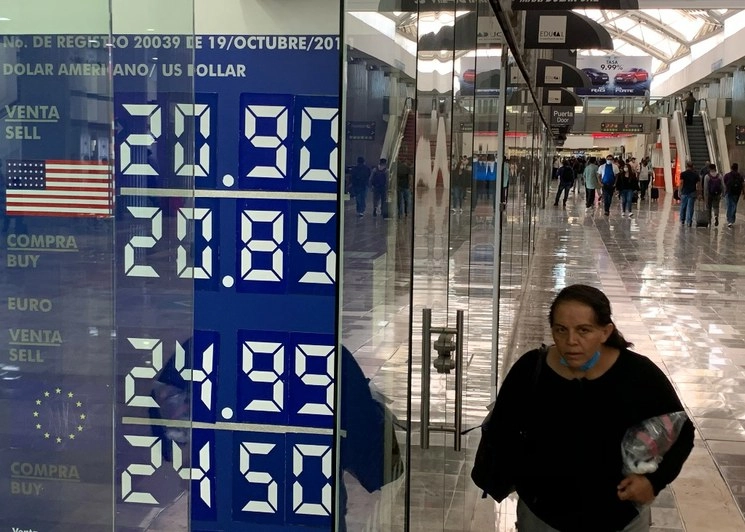 En junio, el peso cerró con una depreciación mensual de 3.72 por ciento u 82.39 centavos. Foto José Antonio López