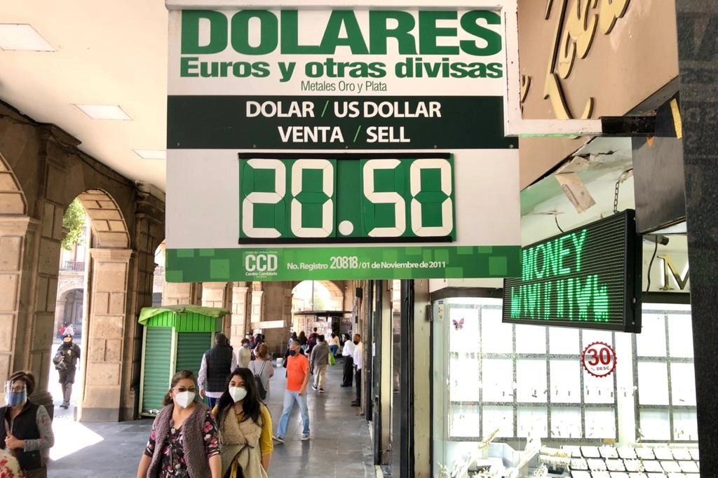 El dólar se cotiza en 20.50 pesos en casas de cambio del Centro Histórico, el 6 de octubre de 2020. Foto Luis Castillo