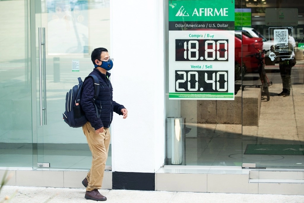 La cotización del dólar en casas de cambio (menudeo) es superior al referente del Banco de México. Imagen del lunes 2 de septiembre. Foto María Luisa Severiano