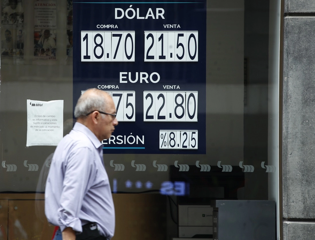 El peso inició la sesión cambiaria cotizando en 20.14 unidades por dólar. Foto Cristina Rodríguez / Archivo