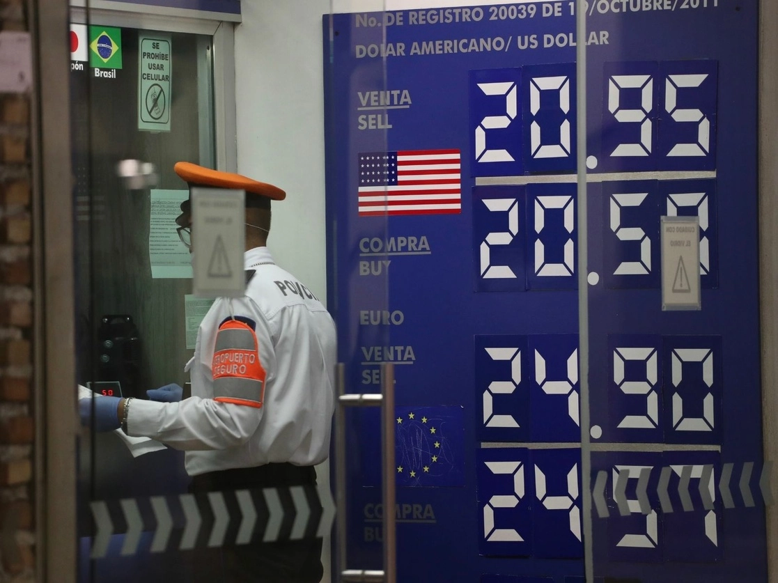 El tipo de cambio se cotiza en 19.72 pesos por dólar. Foto Yazmín Ortega Cortés / Archivo