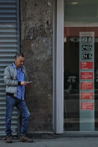 El dólar se cotiza en 24.65 pesos en bancos de la Ciudad de México, el 2 de abril de 2020. Foto Marco Peláez