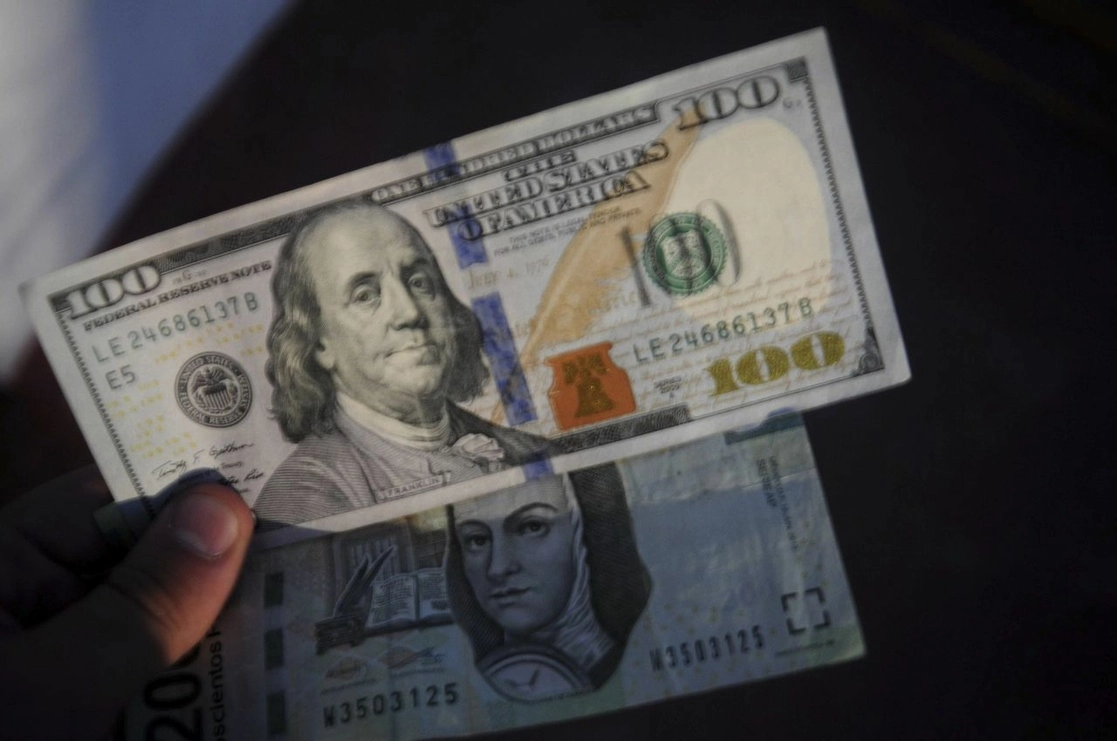 El peso, es la séptima divisa emergente que presenta mayores pérdidas frente al dólar. Foto Cuartoscuro / Archivo
