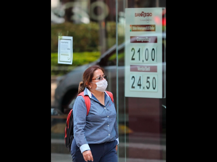 Cotización del dólar en 24.50 pesos en bancos de Ciudad de México. Foto Marco Peláez