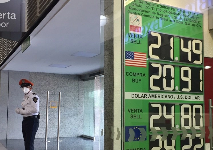 El peso mexicano inició la semana con una recuperación frente al dólar. Foto Guillermo Sologuren 