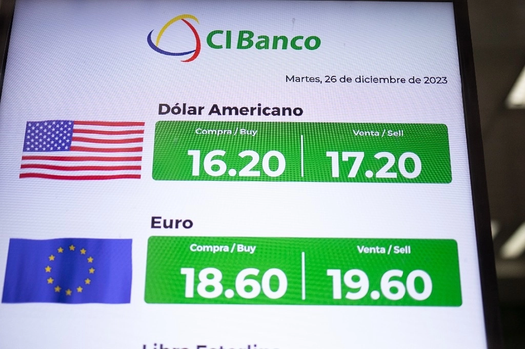 Cotización del peso frente al dólar en el Centro Histórico de la Ciudad de México, en diciembre de 2023. Foto Pablo Ramos