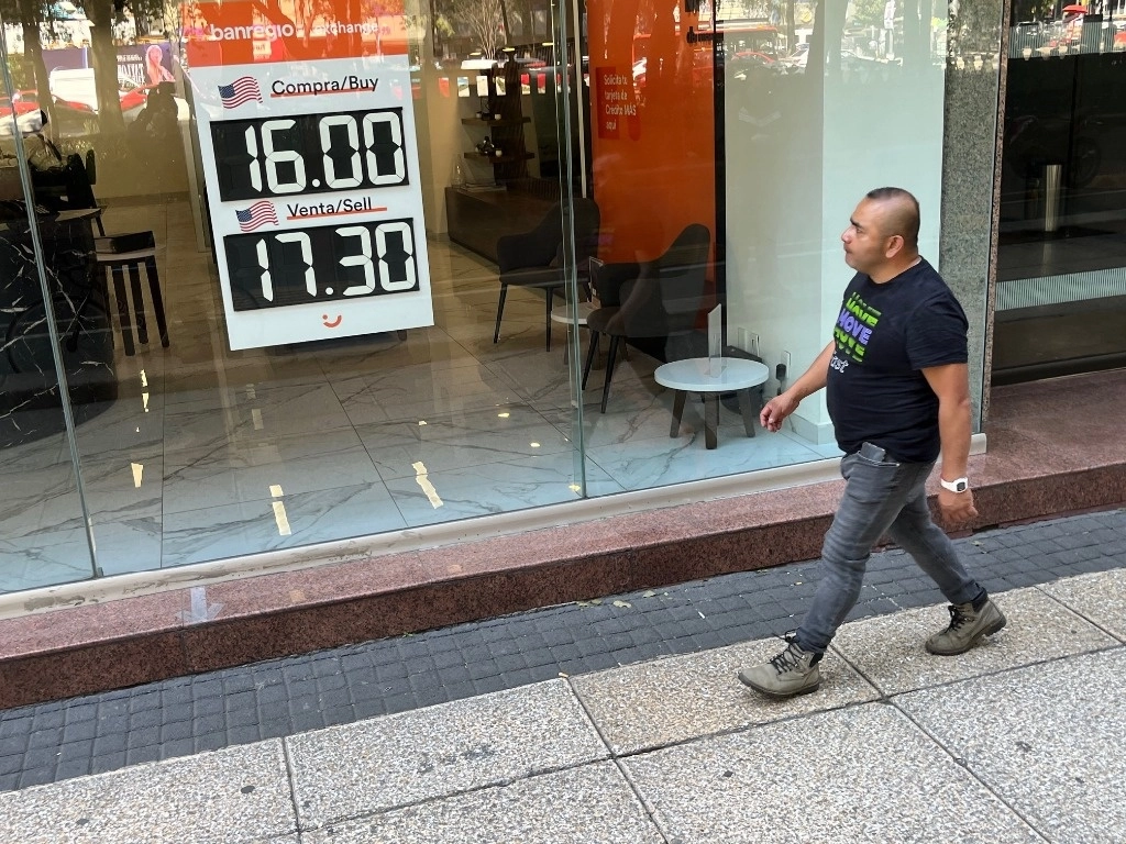 La divisa mexicana retrocedió 0.10 por ciento pero mantiene fortaleza al cerrar la sesión cambiaria en 16.69 unidades por  dólar spot. Foto José Antonio López / Archivo