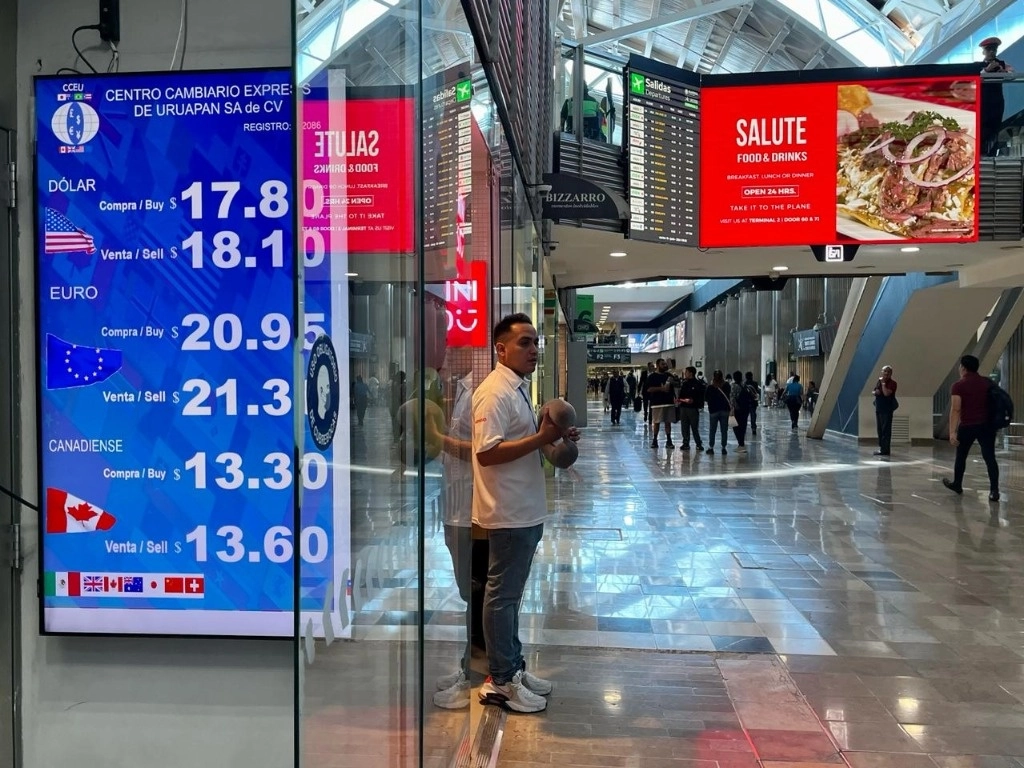 Cotización del dólar en una casa de cambio en la Terminal 1 del Aeropuerto Internacional de la Ciudad de México, el 18 de junio de 2024. Foto Luis Castillo


