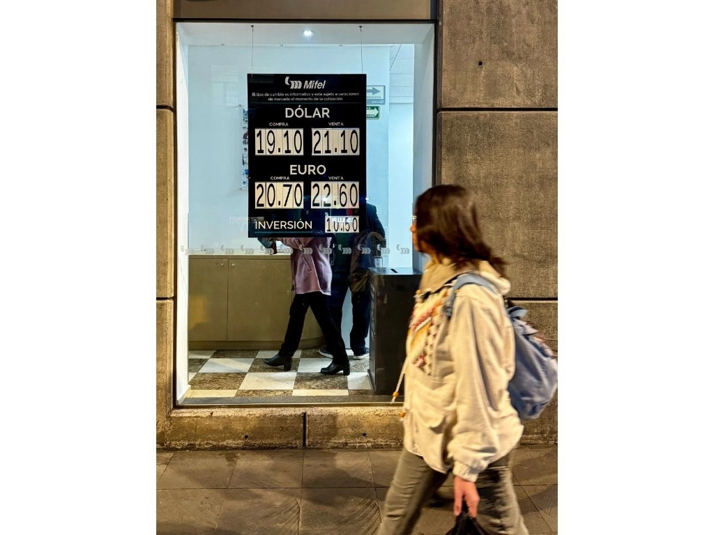 La bolsa mexicana descendía el martes en los primeros negocios de una jornada más corta de lo habitual por la víspera de la Navidad. Foto Luis Castillo / Archivo