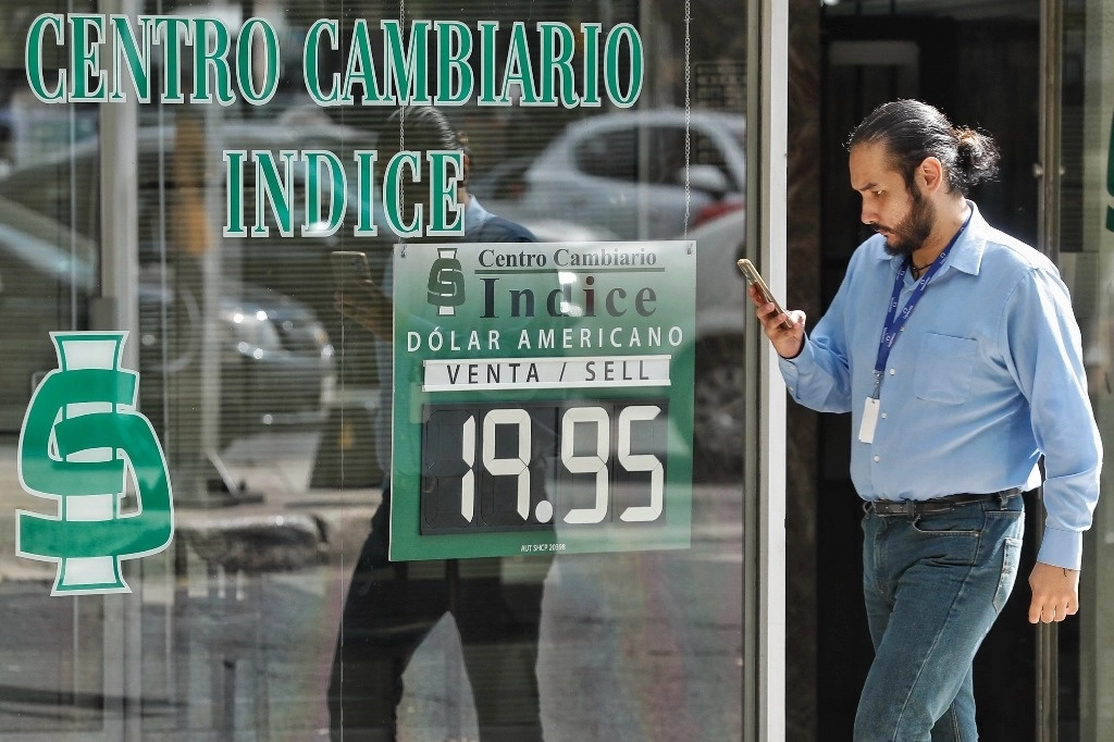Aspecto de la cotización del dólar en casas de cambio de la zona de Reforma en la Ciudad de México. Foto Marco Peláez