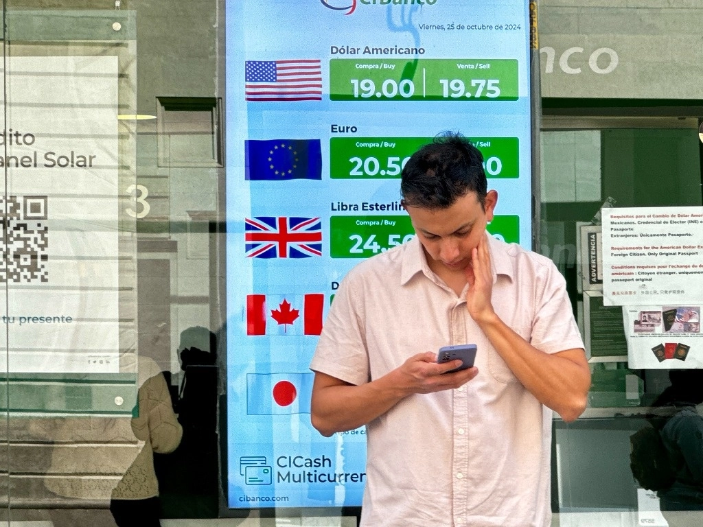 Cotización del dólar en un banco de CDMX el pasado 25 de octubre de 2024. Foto Germán Canseco