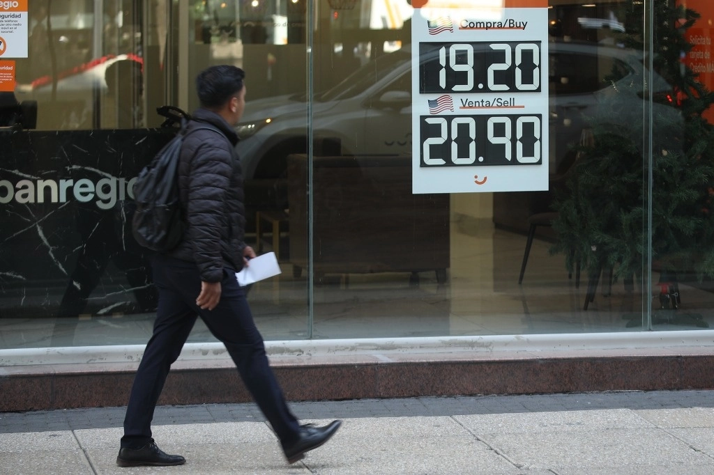El peso mexicano inició el año 2025 mejor posicionado ante el dólar estadunidense. Foto María Luisa Severiano