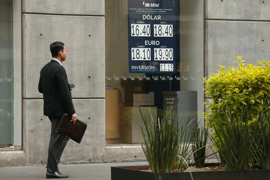 La divisa mexicana cerró la sesión con una depreciación de 13.78 centavos frente al dólar. Foto María Luisa Severiano