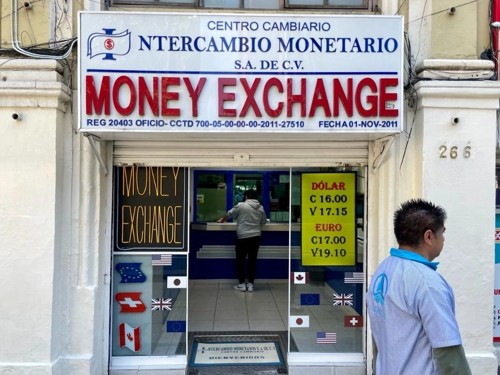 Cotización del dólar en una casa de cambio en la Ciudad de México, el 19 de febrero de 2024. Foto Roberto García Ortiz 
