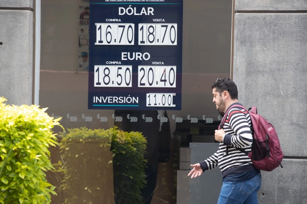 La divisa mexicana cotiza al inicio de la sesión en las 18.23 unidades por dólar. Foto María Luisa Severiano / Archivo