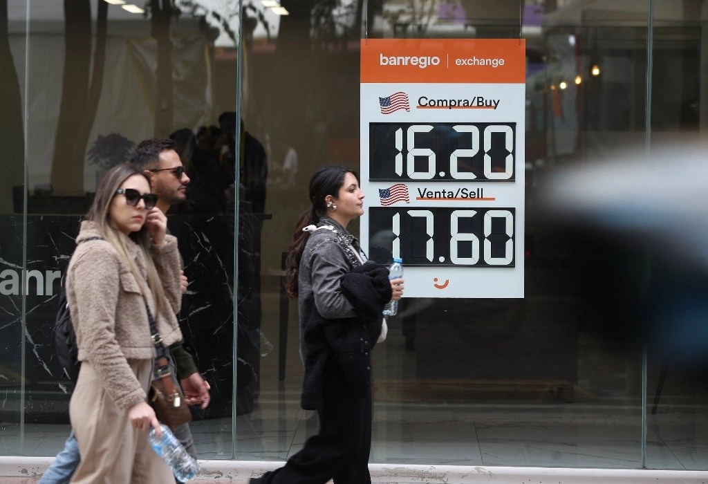 Cotización del dólar en una sucursal bancaria en la Ciudad de México, el 2 de enero de 2024. Foto Yazmín Ortega Cortés







