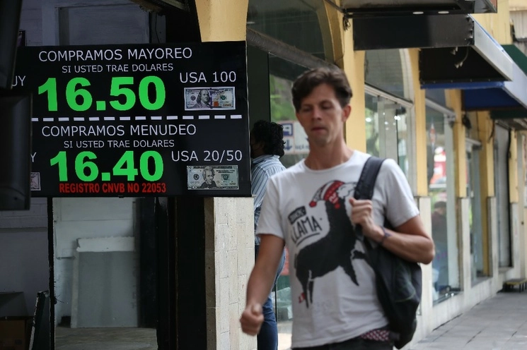 El peso reportó un ligero retroceso frente al dólar para cerrar en 16.70 unidades. Foto Yazmin Ortega Cortés / Archivo