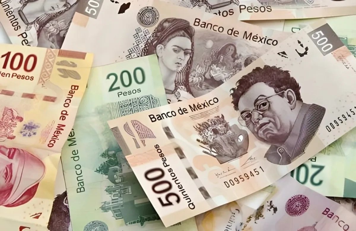 Familia de billetes mexicanos de diversas denominaciones en imagen de archivo. Foto