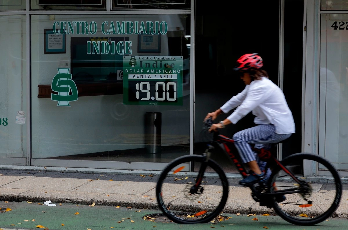 Cotización del dólar en una casa de cambio de la CDMX en imagen de archivo. Foto 