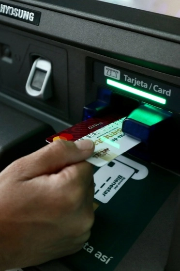 Usuaria de servicios bancarios. Foto Roberto García Ortiz