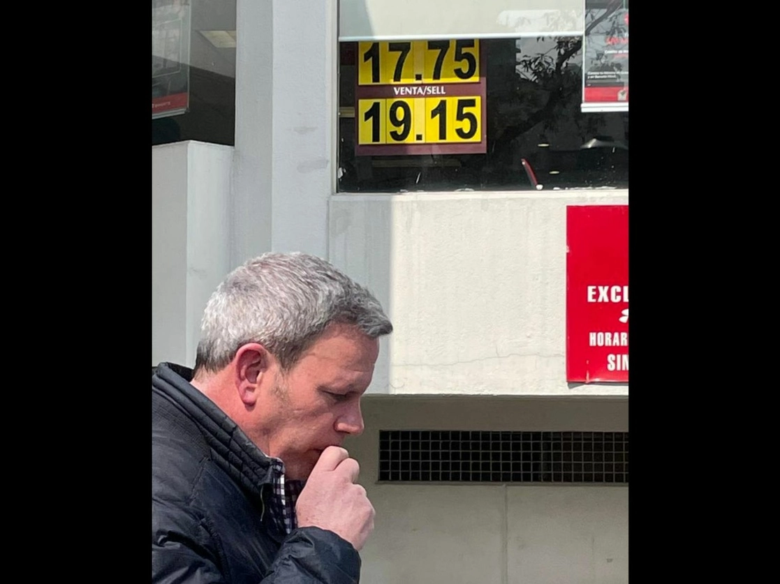 Cotización del dólar en un banco en la zona de Polanco, en la Ciudad de México. Foto Yazmín Ortega Cortés / Archivo