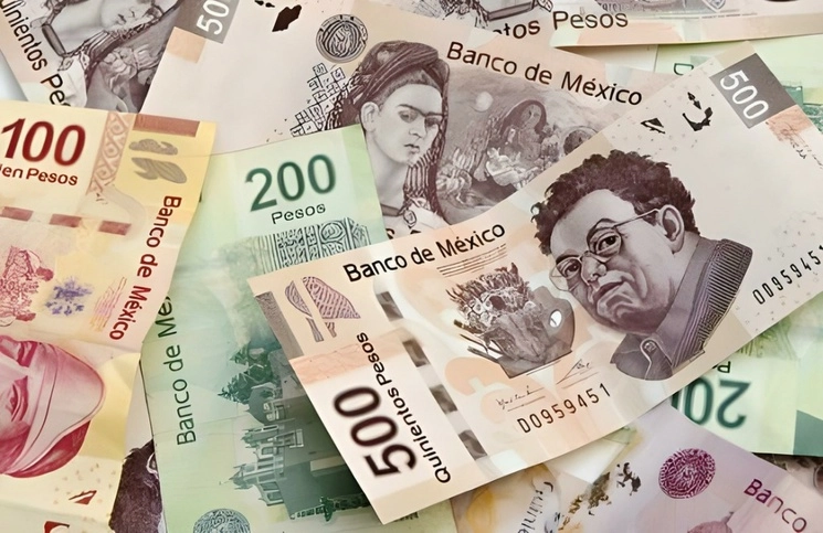 Billetes de diversas denominaciones en imagen de archivo. Foto 