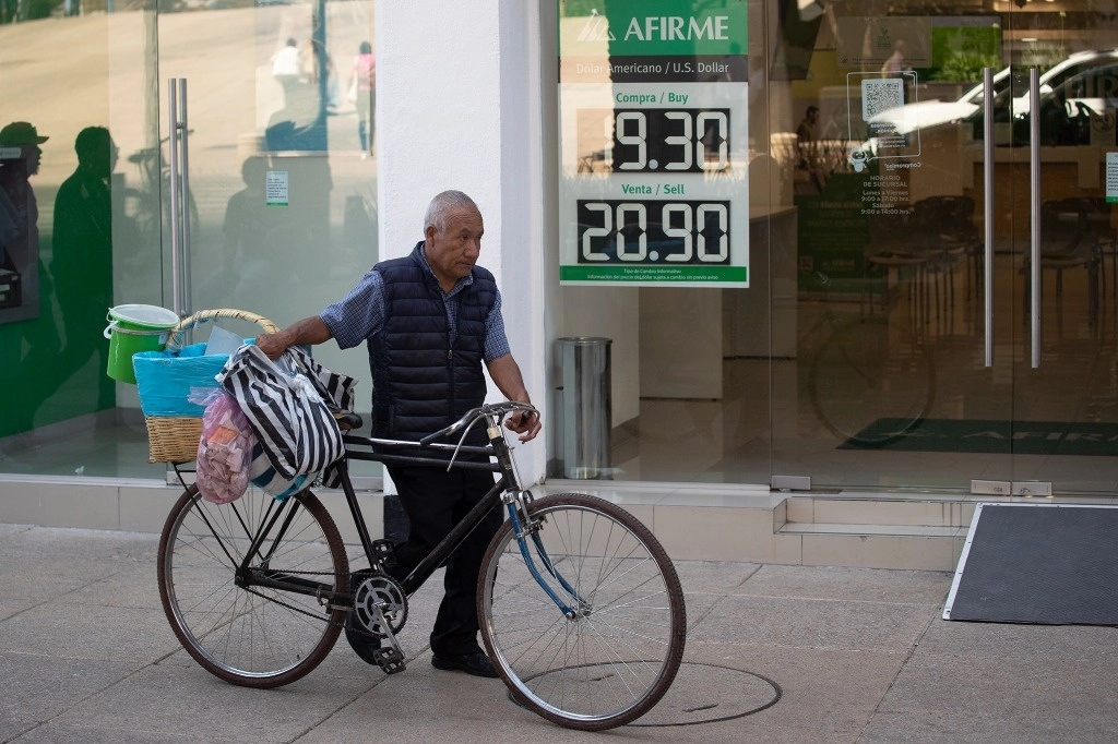La mondeda mexicana registró una depreciación diaria de 0.14% para cerrar en 20.45 este martes. Foto María Luisa Severiano