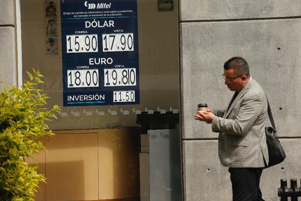 Este lunes el peso mexicano no logró llegar a los 17 pesos cerrados y cerró la jornada en 17.13 pesos. Foto María Luisa Severiano
