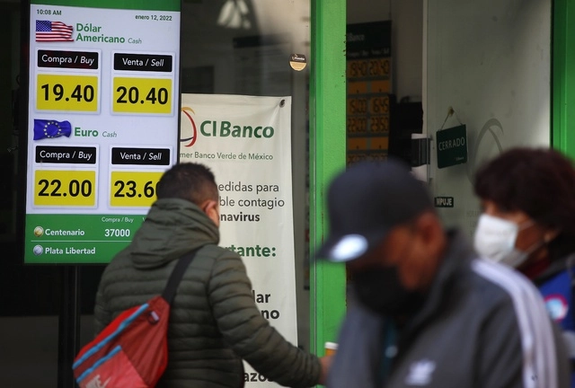 Cotización del dólar en un banco de la CDMX en imagen de archivo. Foto Cristina Rodríguez