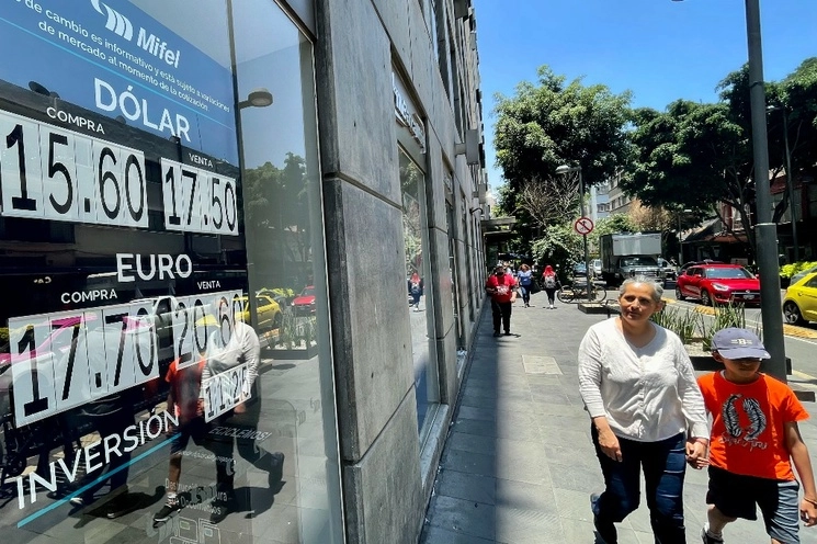 Cotización del dólar en la capital del país. Foto Roberto García Ortiz / Archivo