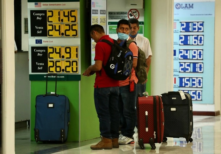 Cotización del dólar en el Aeropuerto Internacional de la Ciudad de México. Foto María Luisa Severiano / Archivo