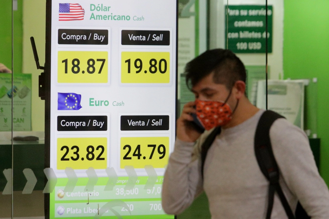 Cotización del dólar. Foto Roberto García Ortiz / Archivo
