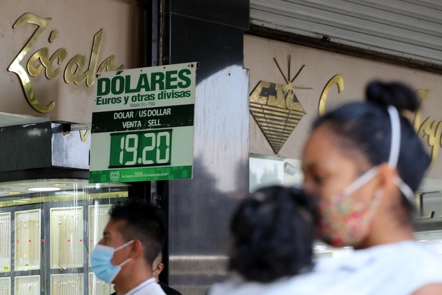 Cotización del dólar ayer en el Centro Histórico de la Ciudad de México. Foto Roberto García Ortiz